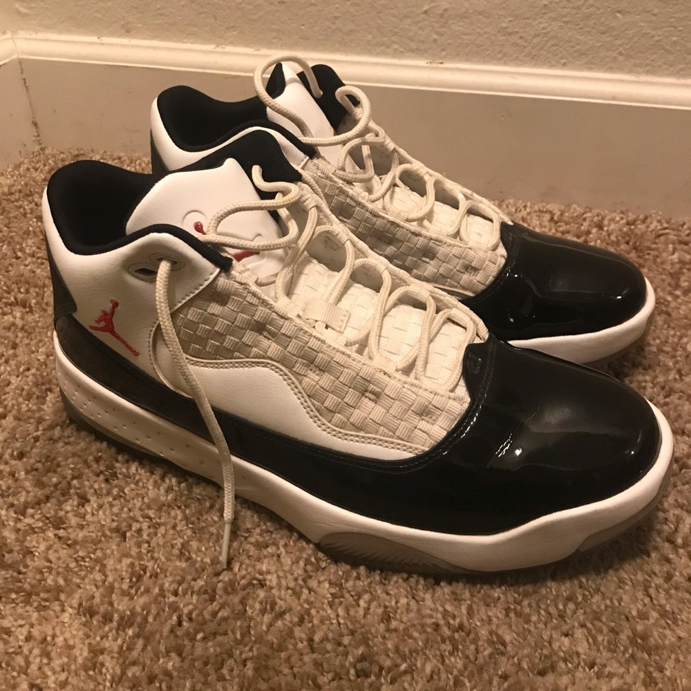 Jordan Max Aura 2 Black gym red white